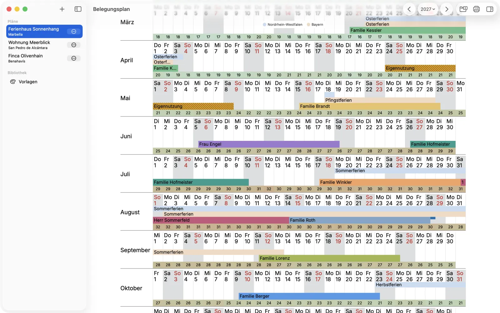 Mac: Jahresplan eines Ferienhauses mit farbigen Buchungen, Schulferien von Nordrhein-Westfalen und Bayern und einer Temperaturzeile je Monat